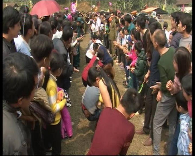 Ảnh: Nhiều trò chơi dân dân như: Ném còn, kéo co... thu hút nhiều người hào hứng tham gia.