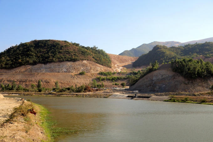 Ngay dưới chân núi, bên con sông Quán Trường (địa bàn xã Vĩnh Thái), một con đường đất rộng hơn 20m được xẻ ra từ ngọn đồi nhỏ giúp dẫn lên núi.