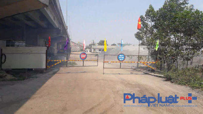 Không những hoạt động không phép, trạm trộn bê tông này còn phá dỡ nhiều mét hộ lan trên Quốc lộ 18 để cho xe chở vật liệu ra vào.