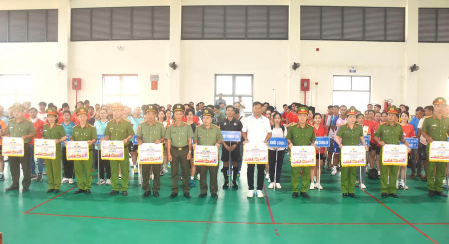 Đại diện Ban Tổ chức Hội thao trao Cờ lưu niệm cho các Đoàn vận viên tham gia Hội thao.