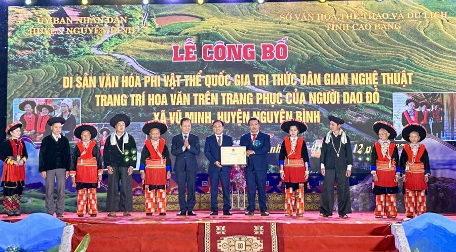 112393_112367_dong_chi_nong_thanh_tung_uy_vien_ban_thuong_vu_tinh_uy_pho_chu_tich_hdnd_tinh_trao_chung_nhan_nghe_thuat_trang_tri_hoa_van_tren_trang_phuc_cua__07101702