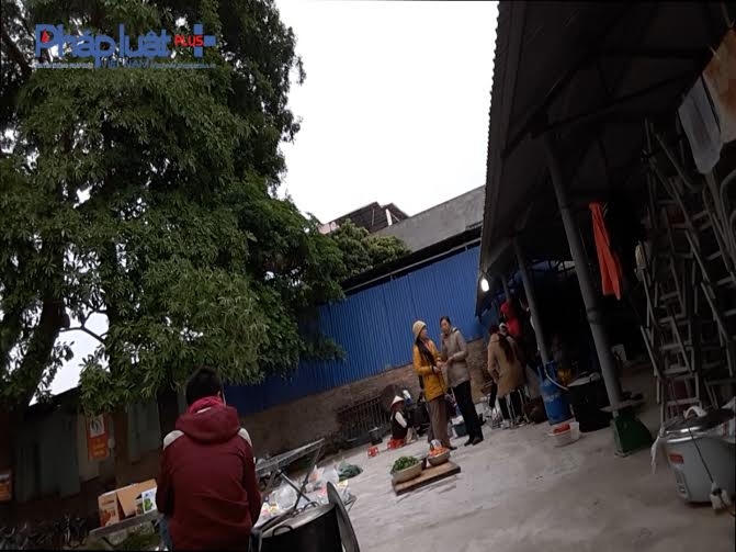 Nhà để xe được tận dụng làm nơi nấu cỗ cưới.