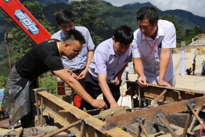 Các phật tử cũng tham gia lễ rót đồng tượng Quan Thế Âm. Ảnh: Thành Lâm.