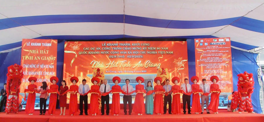 Các đại biểu cắt băng khánh thành Nhà hát tỉnh An Giang.