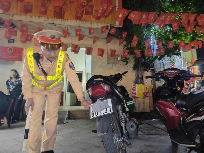 CSGT Hà Nội xử lý tài xế che biển số khi tham gia giao thông (Ảnh: CAHN).