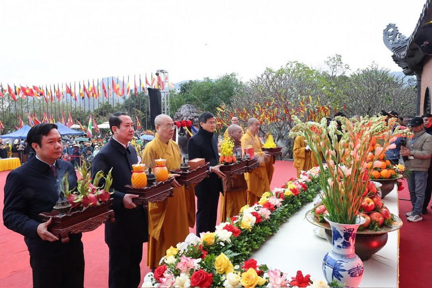 Các đồng chí lãnh đạo tỉnh Ninh Bình, các chức sắc tôn giáo thực hiện nghi lễ dâng hương.