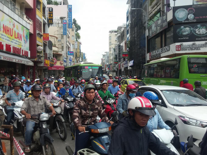 Kẹt xe trên đường Hai Bà Trưng.