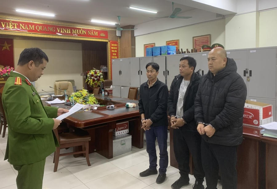 Cơ quan Công an thi hành lệnh tạm giữ đối với các bị can.