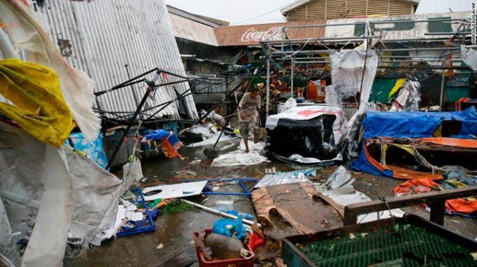 Siêu bão Mangkhut gây mưa to và gió lớn khiến nhiều ngôi nhà bị tốc mái.