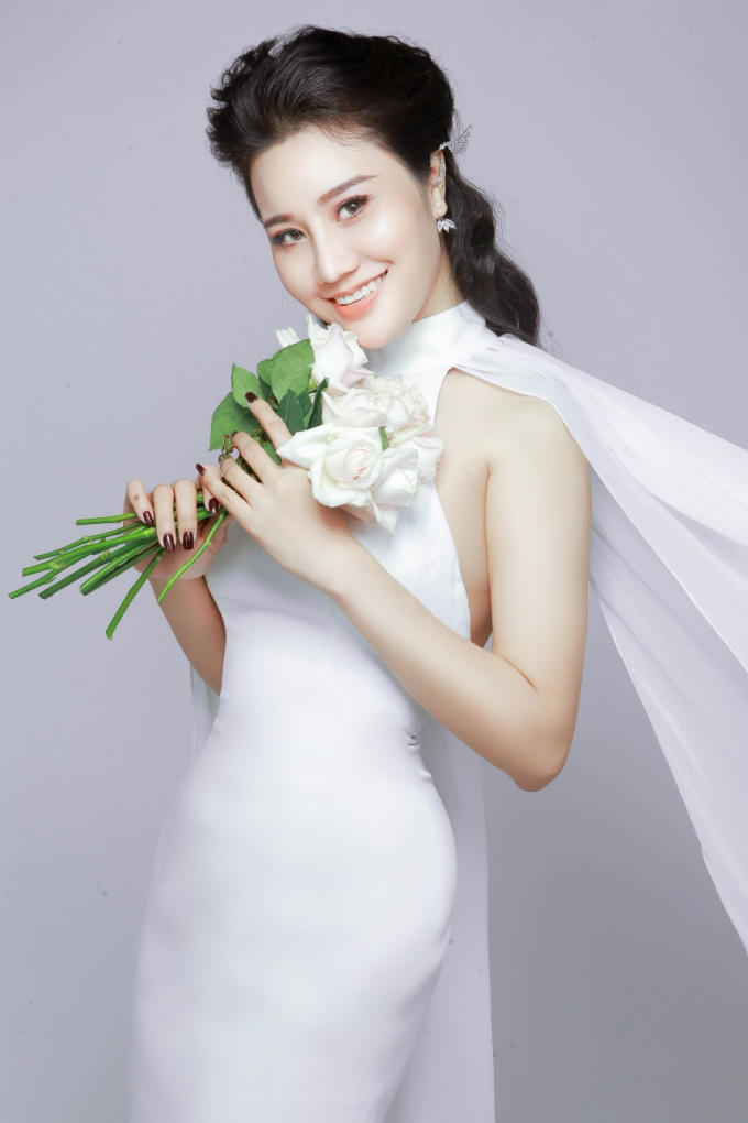 Dương Y&ecirc;́n Phi khoe nét đẹp hi&ecirc;̀n dịu trong b&ocirc;̣ đ&acirc;̀m trắng &ocirc;m sát