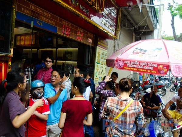 Chen chân nhau để vào giao dịch.( Ảnh Hà Đương).