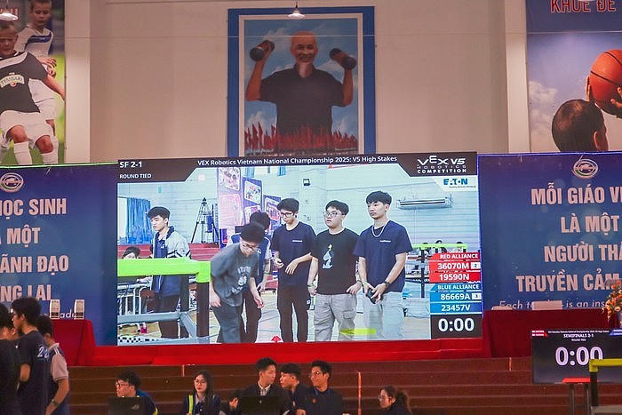 Đội tuyển Robotics Newton thi đấu tại trận Chung kết Quốc gia VEX V5 (Từ phải qua trái: Nguyễn Nhật Nam, Nguyễn Xuân Nguyên, Bùi Nguyễn Minh Đức)