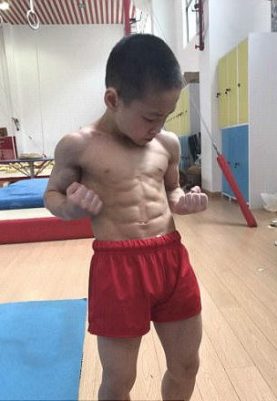 Bắp tay, bắp chân của Chen Yi cũng vô cùng săn chắc.