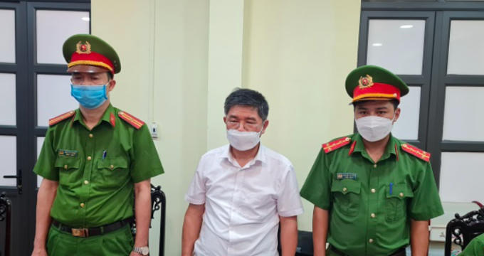 Cơ quan chức năng tống đạt quyết định khởi tố ông Đặng Văn Thủy (Ảnh: Tienphong.vn)