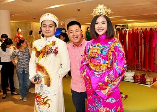 Sốc trang phục cưới ho&agrave;ng b&agrave;o lộng lẫy của diễn vi&ecirc;n V&acirc;n Trang