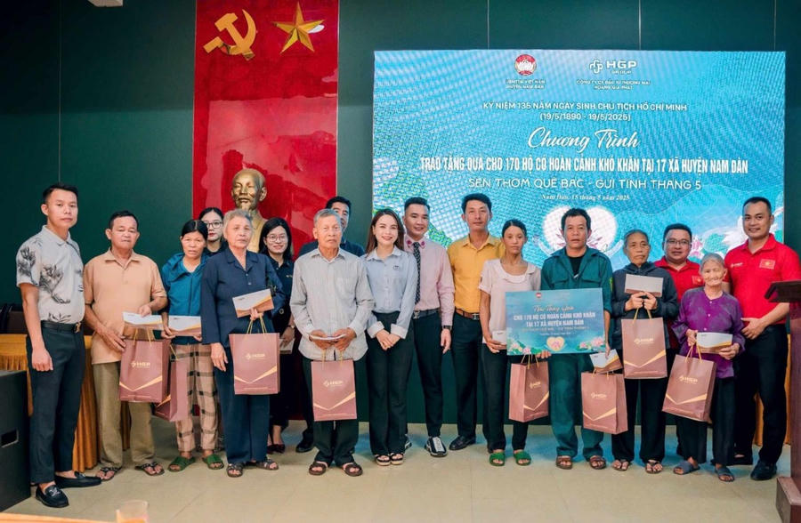 Trao tặng các phần quà tại chương trình Sen thơm quê Bác, gửi tình tháng 5 cho các gia đình khó khăn.