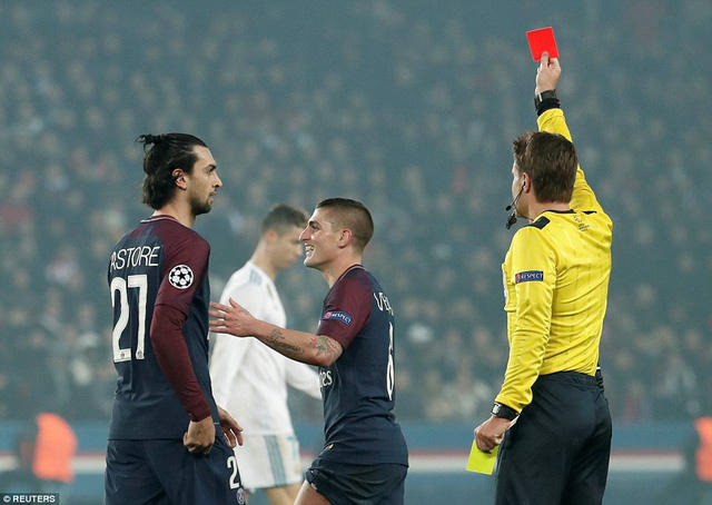 Thẻ đỏ đáng tiếc của tiền vệ Verratti. (Ảnh: Reuters)
