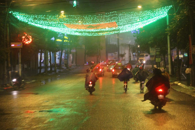 Đêm đầu năm mới, trời mưa lạnh nên các tuyến phố trở nên vắng vẻ.