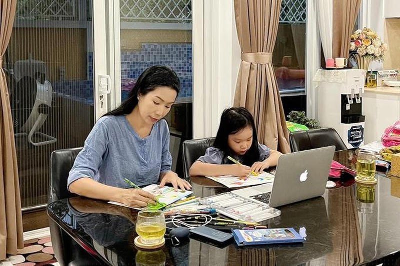 NSƯT Trịnh Kim Chi dành thời gian kèm cặp con gái Ánh Vy. Thiên thần nhỏ vừa bước vào lớp 1.