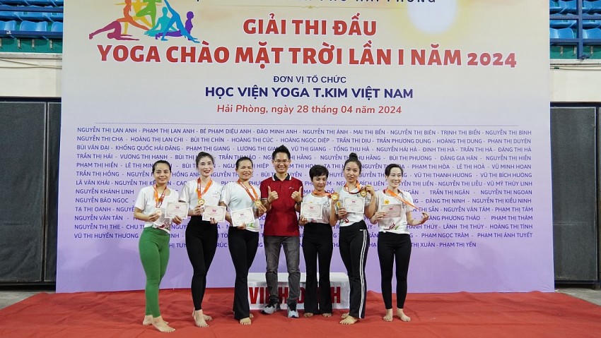 Cô giáo Vương Hạnh thứ nhất từ trái sang là 1 trong 6 người giành chiến thắng trong giải thi đấu Yoga chào mặt trởi lần thứ 1 năm 2024.