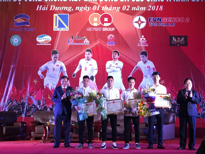 Lãnh đạo tỉnh Hải Dương trao bằng khen cho các cầu thủ