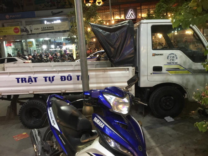 Chiếc xe mang dòng chữ “Trật Tự Đô Thị” ở thùng xe, còn phía cửa có dòng chữ “UBND Phường Phú Hội – Thành Phố Huế”.