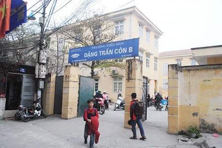 Nhiều phụ huynh có con đang theo học tại trường Tiểu học Đặng Trần Côn B (Hà Nội) đã lên tiếng khi nhà trường “ép” ký biên bản cho con học bơi. Ảnh Thanh Hùng/ báo Phụ nữ Việt Nam.