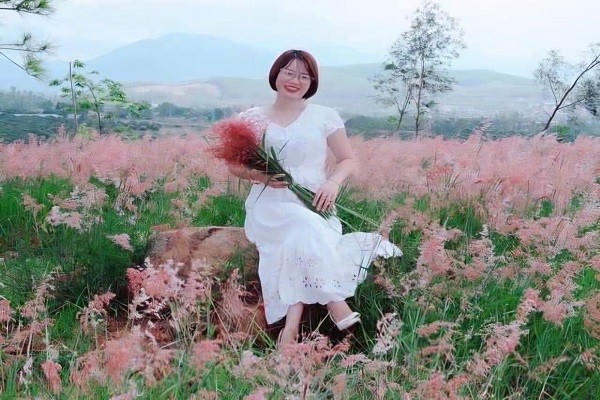 Du khách chụp ảnh tại đồi cỏ hồng.