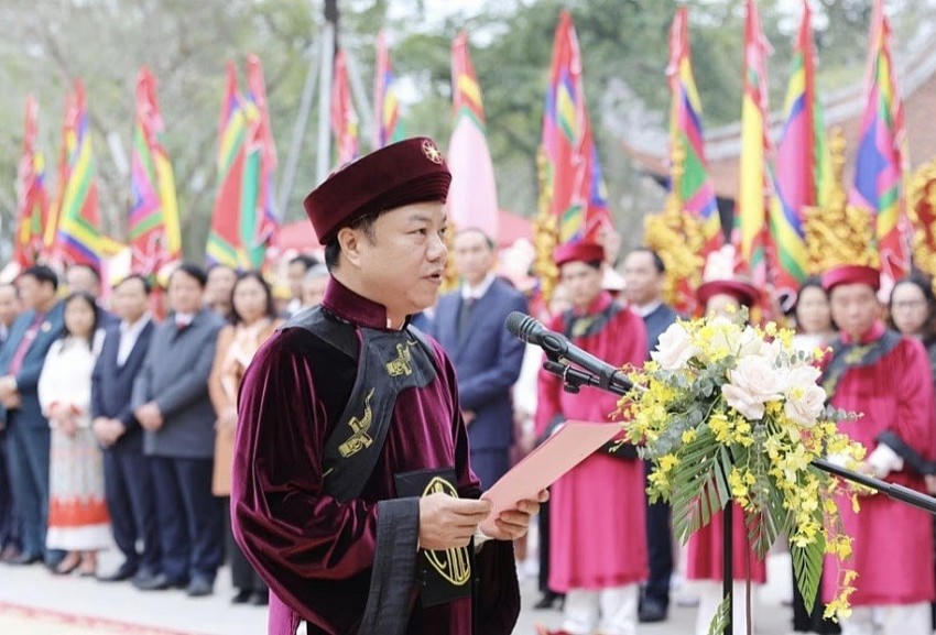 Chủ tịch Ủy ban Nhân dân huyện Hạ Hòa (Phú Thọ) Nguyễn Ngọc Anh đọc báo cáo tri ân công đức Tổ Mẫu Âu Cơ.