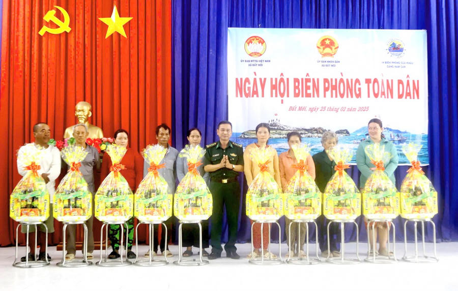 Đại tá Nguyễn Quang Hà - Phó Chính ủy BĐBP tỉnh Cà Mau, tặng quà cho người nghèo, hộ gia đình có hoàn cảnh khó khăn tại Ngày hội biên phòng toàn dân.