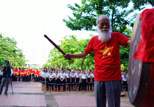 Thầy Văn Như Cương đ&aacute;nh trống khai giảng năm học 2015-2016.