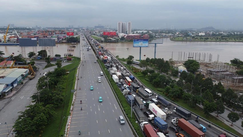 Lực lượng chức năng hướng dẫn lộ trình mới để né ùn tắc đoạn qua nút giao ngã ba Tân Vạn.