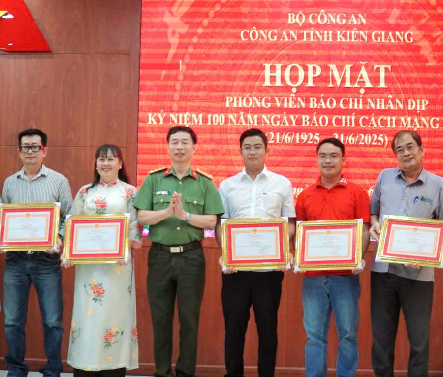 Phóng viên Lê Thị Khánh Thùy - Báo Pháp luật Việt Nam (thứ 2 từ trái sang) nhận Giấy khen của Công an tỉnh Kiên Giang