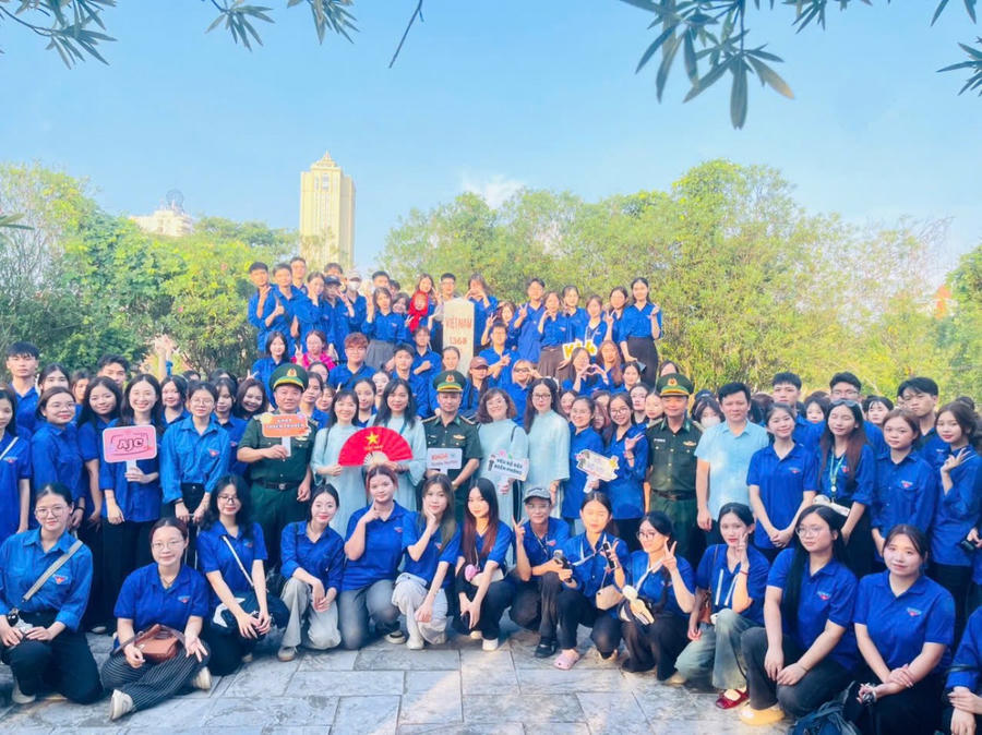 Cán bộ, sinh viên Học viện Báo chí và Tuyên truyền chụp ảnh lưu niệm cùng cán bộ chiến sĩ Biên phòng Đồn Biên phòng Cửa khẩu Quốc tế (BPCKQT) Móng Cái tại cột mốc 1368 (3).