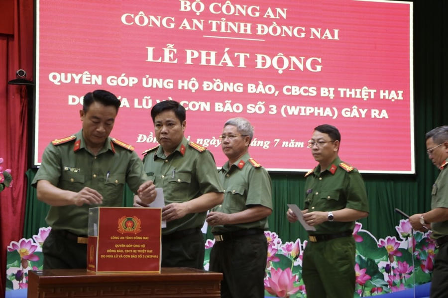 Ban Giám đốc Công an tỉnh Đồng Nai, Lãnh đạo, chỉ huy các phòng ban quyên góp ủng hộ đồng bào, CBCS bị thiệt hại do bão số 3.