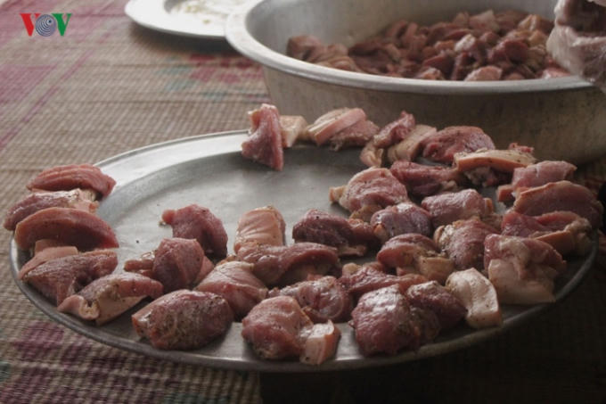 Thịt phải l&agrave; loại thịt ba chỉ hoặc thịt vai. Trước khi g&oacute;i b&aacute;nh, thịt được ướp với c&aacute;c gia vị như nước mắm ngon, hạt ti&ecirc;u sọ...