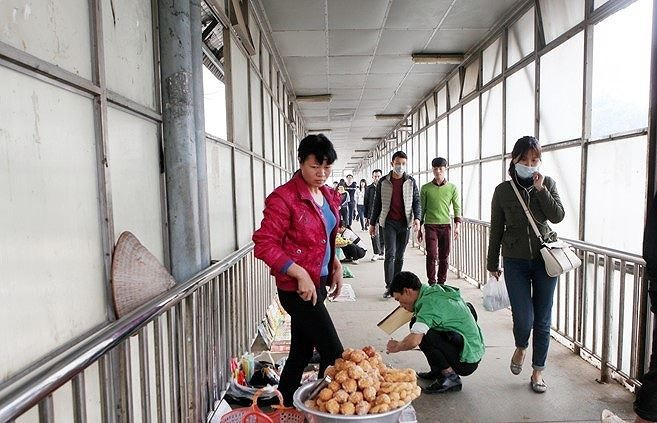 Cầu vượt dành cho người đi bộ cũng bị chiếm dụng làm nơi kinh doanh.