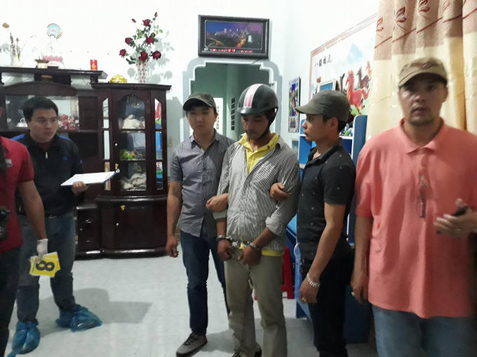 Đối tượng Vũ ( đội nón bảo hiểm) thực nghiệm hiện trường.
