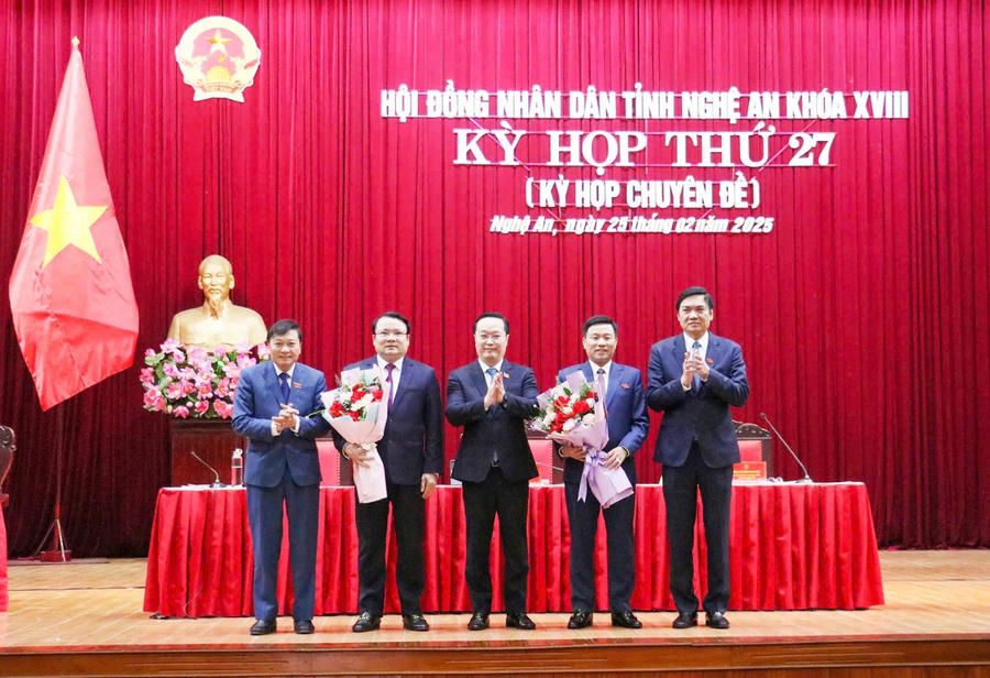 Thường trực Tỉnh ủy Nghệ An tặng hoa chúc mừng ông Hoàng Phú Hiền và ông Phùng Thành Vinh.