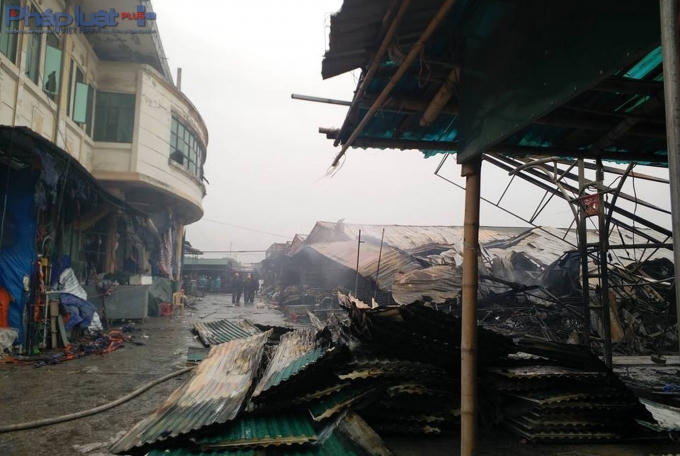 Mái tôn của các ki-ốt được dỡ xuống và xếp thành đống.