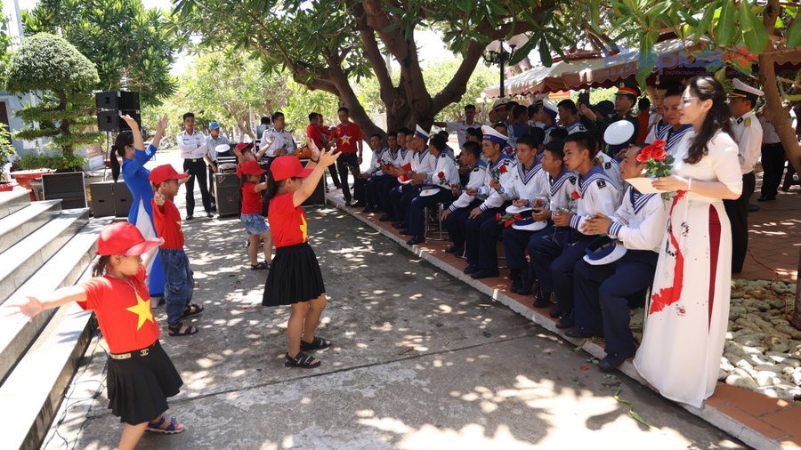 Nụ cười trẻ thơ trên đảo Trường Sa