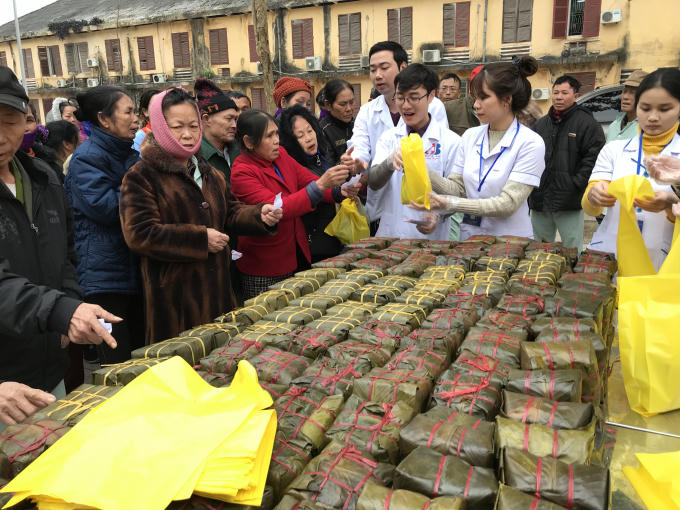 Tặng bánh chưng mang hương tết sớm đến hàng trăm bệnh nhân nghèo tại Nghệ An