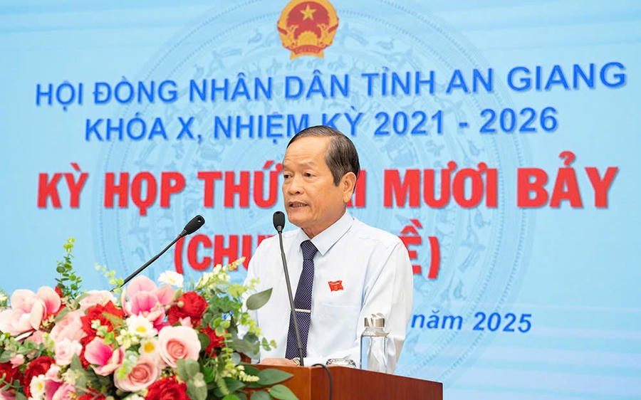 Phó Chủ tịch HĐND tỉnh An Giang Đỗ Tấn Kiết thông qua dự thảo các tờ trình tại kỳ họp