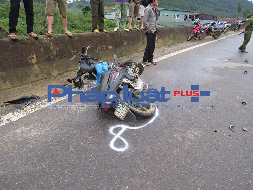 Chiếc xe máy do anh Giàng A Phóng điều khiển bị xe biển xanh của tông trực diện làm anh Phóng tử vong tại bệnh viện đa khoa Thảo Nguyên.