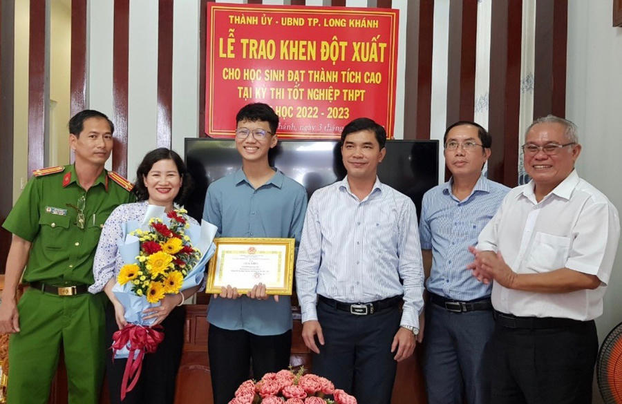 Lãnh đạo TP Long Khánh trao khen đột xuất cho Vũ Hoàng Lương Huy.