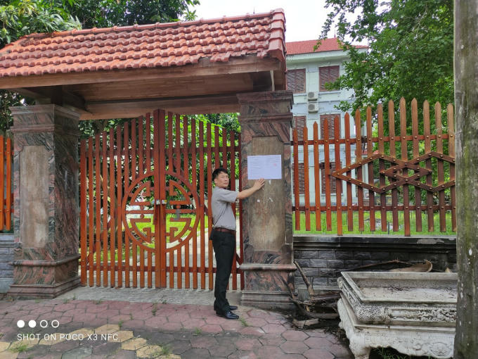 Chấp hành viên niêm yết thông báo cưỡng chế THA đối với Công ty Phúc Lộc.