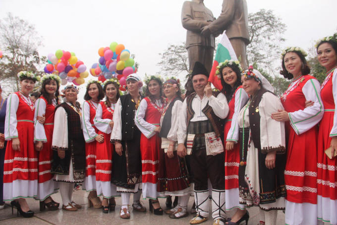 Đoàn ca múa nhạc tranh thủ chụp ảnh kỷ niệm.