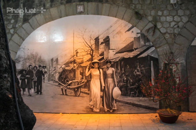 Một số bức tranh mô phỏng lại cảnh đường phố Hà Nội xưa thông qua gam màu đen - trắng, được tô thắm bởi sắc hồng của đào Tết.