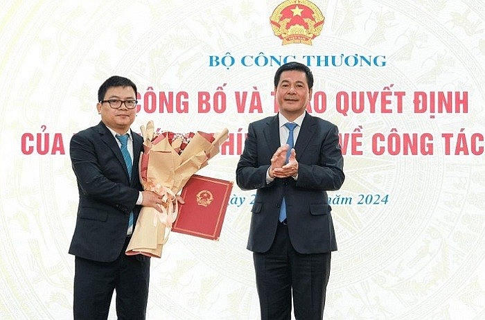 Ông Trương Thanh Hoài nhận Quyết định bổ nhiệm chức vụ Thứ trưởng Bộ Công Thương.
