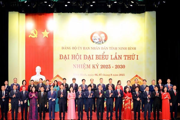 Các đại biểu cùng Ban Chấp hành Đảng bộ UBND tỉnh nhiệm kỳ 2025-2030.